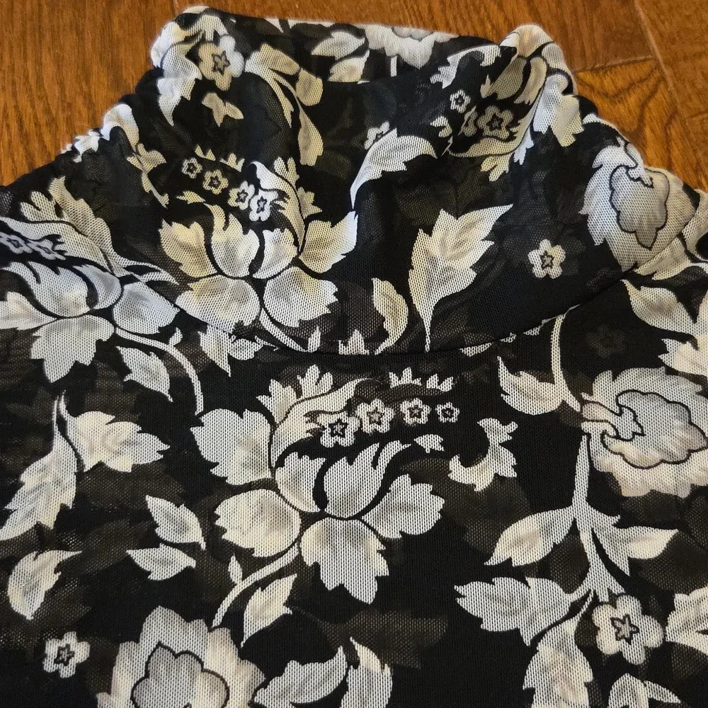 WHBM Floral Top - Picture 3 of 6